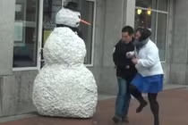 Xuất hiện người tuyết biết nói, dọa nạt người đi đường