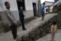 Đáng thương cậu bé bị xích