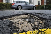 Mẹo nhỏ giúp lái xe qua ổ gà dễ dàng