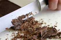 Xếp những thanh socola lên nhau và cắt bằng dao 1000 độ C