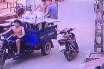 Xe ba gác đánh võng làm rơi 3 thanh niên ở Hà Nội