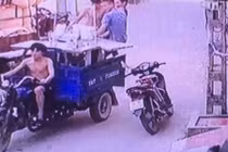 Xe ba gác đánh võng làm rơi 3 thanh niên ở Hà Nội