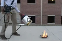 Chàng trai gốc Việt dập lửa bằng âm thanh gây kinh ngạc