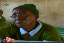 Kỳ lạ học sinh tiểu học... 90 tuổi