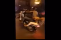 Hãi hùng cảnh chồng đèo vợ con vẫn bốc đầu ngoài phố