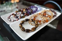 Vòng tay phong thủy bạc triệu hút người mua