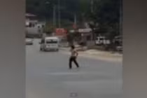 Thanh niên "ngáo đá" vác rìu đại náo Quốc lộ 1A