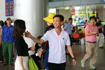 Minh Nhựa đón vợ bằng dàn xe sang sau ngày tự tử