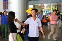 Minh Nhựa đón vợ bằng dàn xe sang sau ngày tự tử