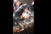 Khó hiểu cô gái bình tĩnh ngồi trang điểm trong "xác" ôtô 