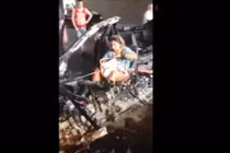 Khó hiểu cô gái bình tĩnh ngồi trang điểm trong "xác" ôtô 