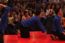 Lộ diện 3 người lạ khiến Trấn Thành phải quỳ lạy