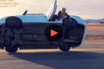 Sốc nặng với màn vừa chạy xe vừa thay bánh