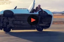 Sốc nặng với màn vừa chạy xe vừa thay bánh