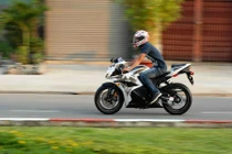 Mẹo chạy xe côn tay trong phố