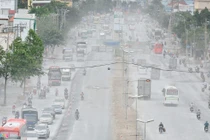 Kinh hoàng bão bụi trên con đường “nhà biến thành hầm” ở Sài Gòn