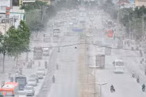 Kinh hoàng bão bụi trên con đường “nhà biến thành hầm” ở Sài Gòn