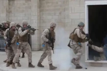 Chết cười với hai anh lính Mỹ "vụng về nhất lịch sử"