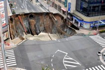 Khoảnh khắc đường phố Nhật thành "hố tử thần" trong vài giây