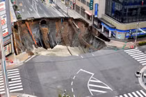 Khoảnh khắc đường phố Nhật thành "hố tử thần" trong vài giây