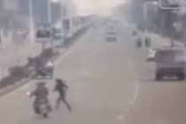 Cô gái chạy bộ "tông" chết 2 người đi xe máy