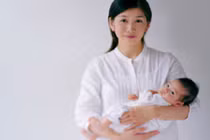 Hướng dẫn mẹ bế trẻ sơ sinh đúng cách