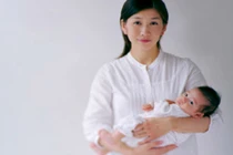 Hướng dẫn mẹ bế trẻ sơ sinh đúng cách