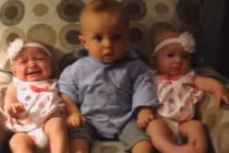 Phản ứng của bé khi lần đầu nhìn thấy cặp song sinh