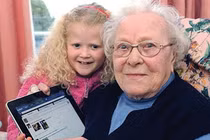 Mẹ chồng học chơi Facebook đối đãi nàng dâu