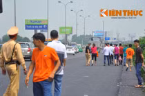 Gặp công an, nhà xe nhồi nhét đuổi khách xuống đường đi bộ