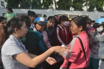 Hơn 700 công nhân lãn công vì lương, thưởng Tết