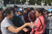 Hơn 700 công nhân lãn công vì lương, thưởng Tết