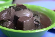 Dinh dưỡng bất ngờ từ món tiết lợn hầm ngải cứu