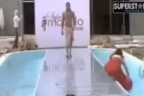 10 tai nạn khó đỡ nhất trên sàn catwalk