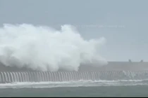 Cận cảnh sóng “tử thần” cao 15m nuốt người ở Đài Loan