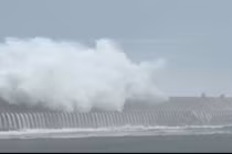 Cận cảnh sóng “tử thần” cao 15m nuốt người ở Đài Loan