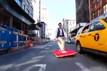 Ngỡ ngàng gặp Aladdin "cưỡi" thảm bay ngoài đời thực