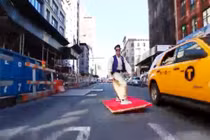 Ngỡ ngàng gặp Aladdin "cưỡi" thảm bay ngoài đời thực