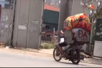 Video: Xe "trần như nhộng" tung hoành tại Hà Nội