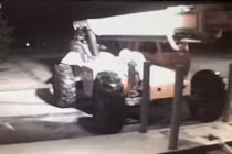 Trộm dùng xe cẩu kéo bật cây ATM trong đêm