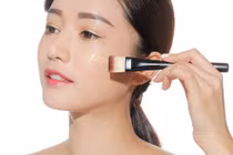 Thoa phấn rôm lên mặt rồi nhúng nước, giật mình với kết quả