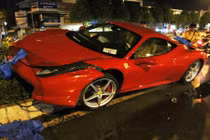 Siêu xe Ferrari 15 tỷ gặp nạn nát đầu ở Sài Gòn