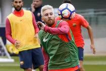 Messi khoe kỹ thuật "xỏ háng" đồng đội trên sân tập