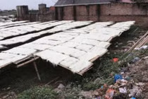 Rùng mình công nghệ làm miến rong cạnh nghĩa trang đầy rác