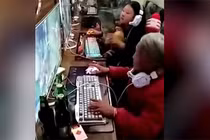 Cụ bà 70 tuổi hút thuốc, uống bia, chơi game cùng cháu