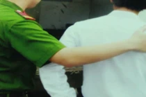 Công an vào trường áp giải học sinh gây xôn xao