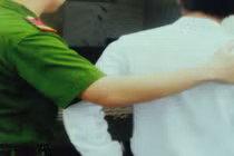 Công an vào trường áp giải học sinh gây xôn xao