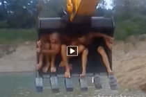 Chết cười cảnh tắm suối bằng máy xúc của trai trẻ