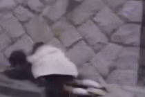 Người lớn không phải ai cũng làm được như cậu bé này