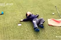Pha ăn vạ không thể nhịn cười của golf thủ nhí